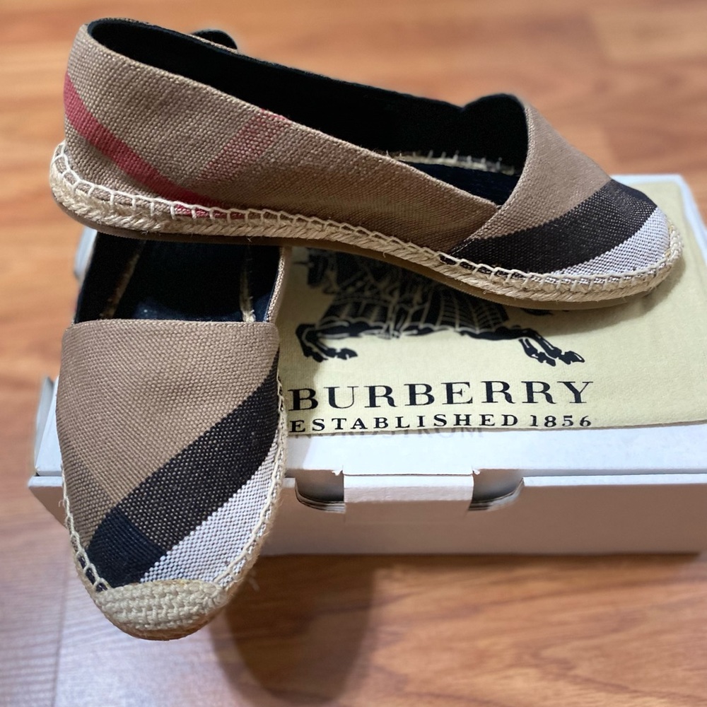 Burberry Hodgeson Classic Checkers 38.5 EU (8-8 1/2 US) M Width